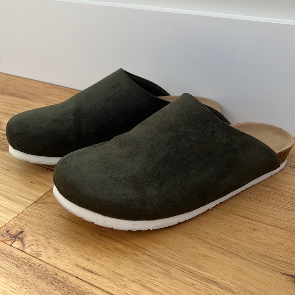 Universal Thread olive green clogs size 9